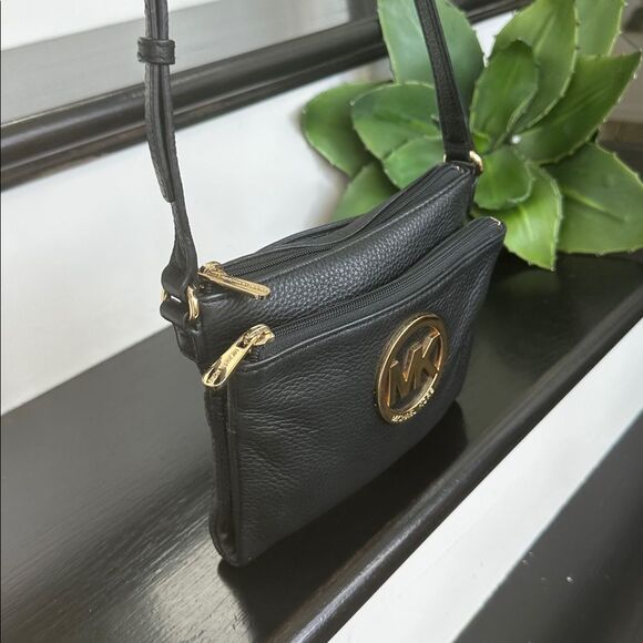 Michael Kors, genuine leather shoulder, Crossbody purse organizer like new - Picture 2 of 12